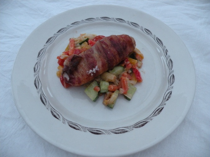 Baconlindad kycklinglårfilé med grönsaker på fina tallriken "Ingrid" från Gefle porslinsfabrik
